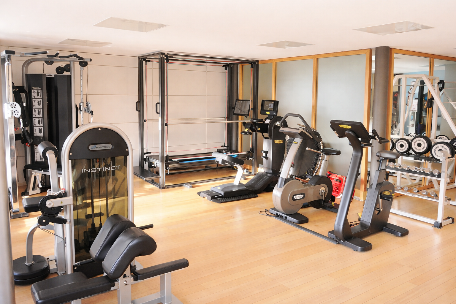 Moderne-Fitnessraum-mit-vielseitigem-Equipment
